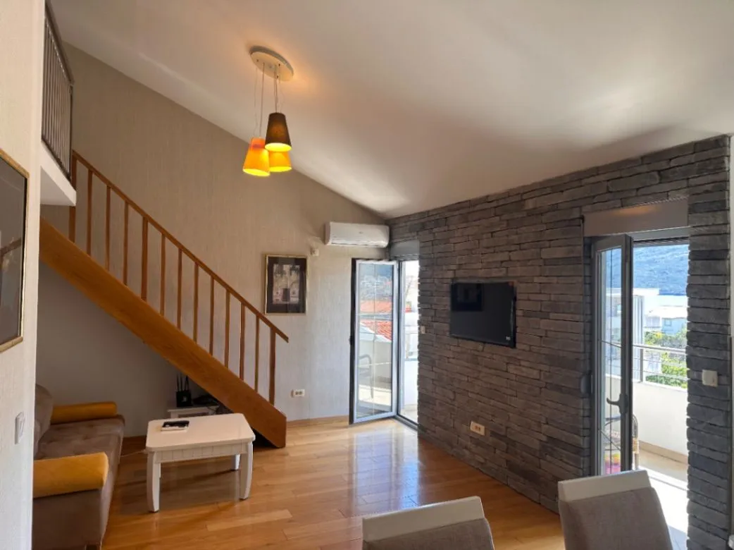Izdavanje, dvosoban stan, 62m², Đenovići, Herceg Novi
