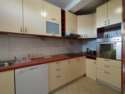 Izdavanje, kuća, 160m², Tološi, Podgorica - image 21