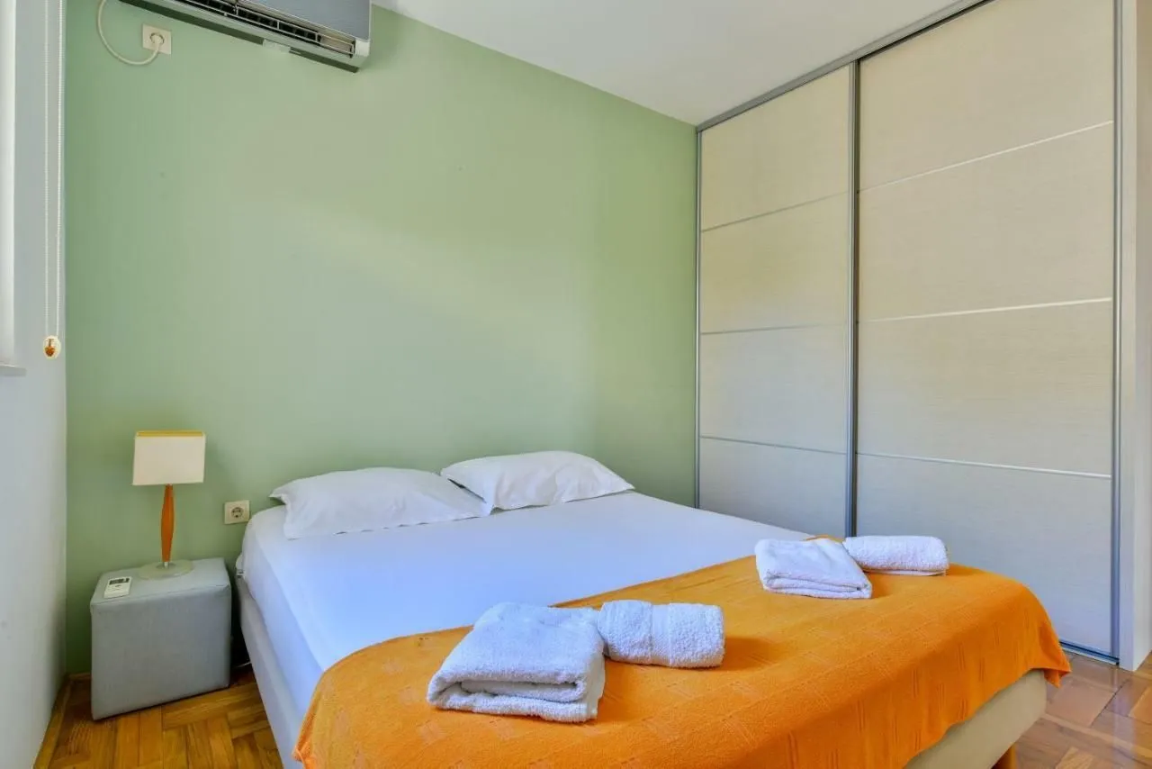 Prodaja, dvosoban stan, 70m², Sveti Stefan, Budva