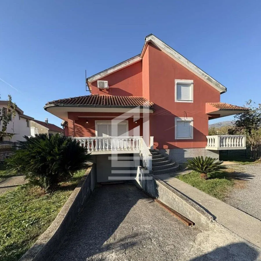 Izdavanje, kuća, 350m², Zlatica, Podgorica