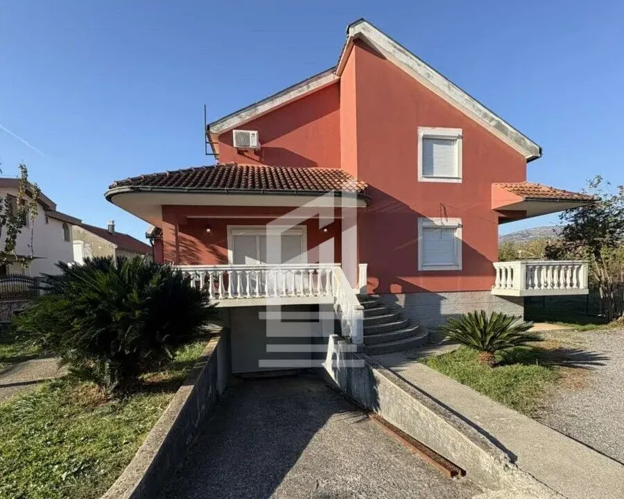 Izdavanje, kuća, 350m², Zlatica, Podgorica