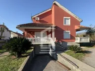 Izdavanje, kuća, 350m², Zlatica, Podgorica - image 1