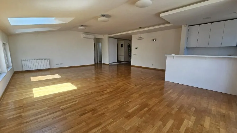 Izdavanje, četvorosoban stan, 157m², Savski Venac, Beograd