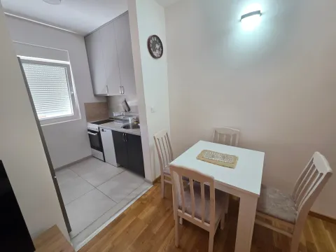 Manja kuhinja sa trpezarijskim stolom i stolicama. - image 9