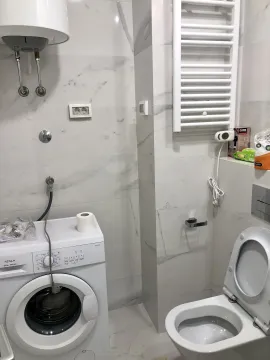 Svijetlo kupatilo sa veš mašinom i toaletom. - image 7