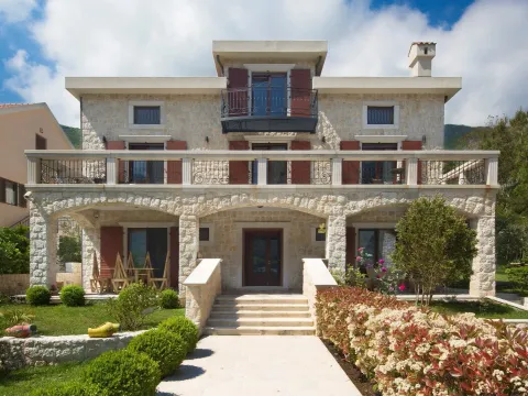 Rent, house, 497m², Prčanj, Kotor