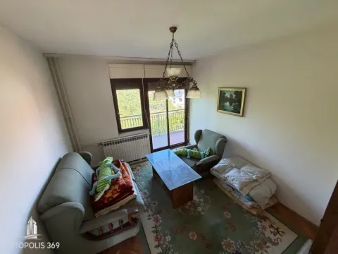 Dnevna soba sa garniturom za sedenje, stočićem i izlazom na terasu. - image 10