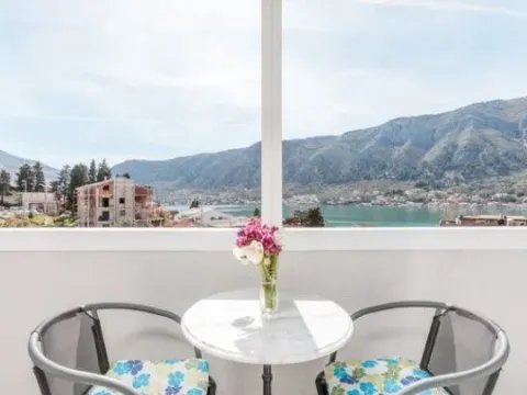 Izdavanje, trosoban stan, 80m², Dobrota, Kotor - image 4