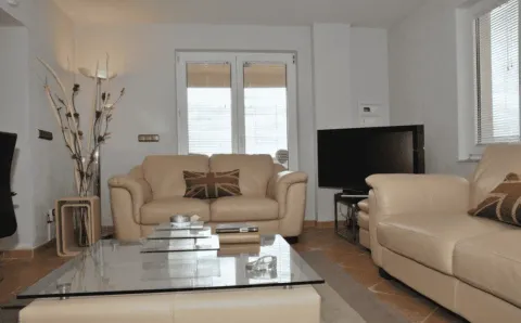 Dnevna soba sa garniturom za sjedenje, klub stolićem i televizorom. - image 13