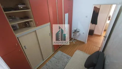 Manja spavaća soba sa velikim crvenim garderoberom i kaučem. - image 10