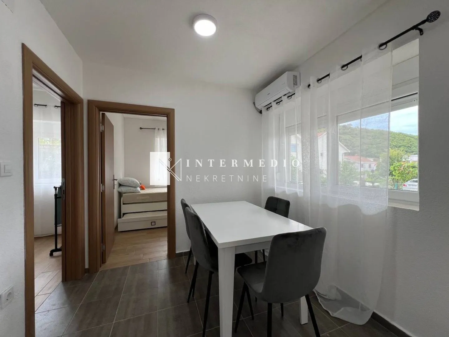 Izdavanje, dvosoban stan, 80m², Zelenika, Herceg Novi