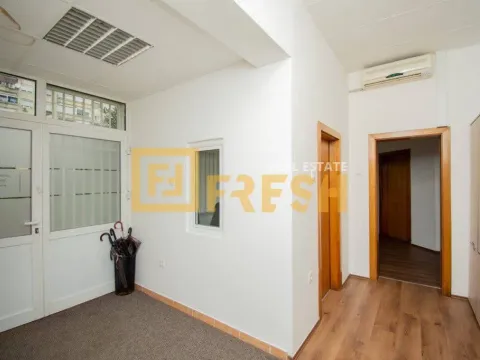 Izdavanje, poslovni prostor, 135m², Gintaš, Podgorica - image 19