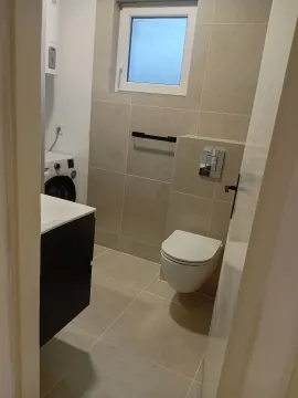 Moderno opremljeno kupatilo sa WC šoljom, umivaonikom i veš mašinom. - image 10