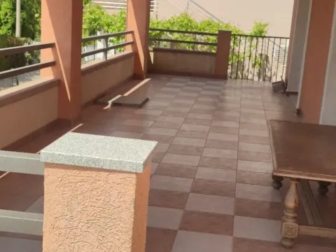 Izdavanje, dvosoban stan, 54m², Krimovica, Kotor - image 2