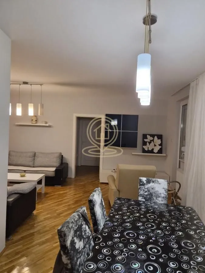 Dnevna soba sa trpezarijom i garniturom za sedenje.