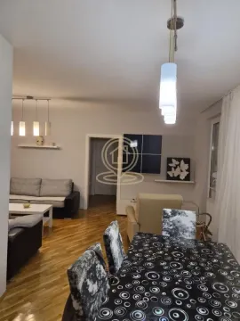 Dnevna soba sa trpezarijom i garniturom za sedenje. - image 6