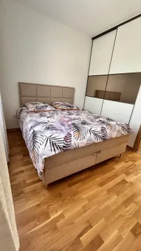 Namještena spavaća soba sa bračnim krevetom i ugradnim plakarom. - image 12