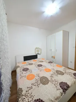 Namještena spavaća soba sa bračnim krevetom i ormarom. - image 6