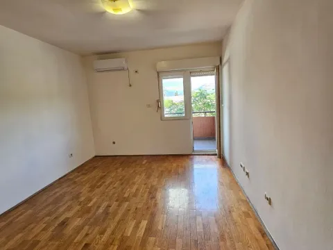 Prodaja, jednosoban stan, 45m², Stari Aerodrom, Podgorica - image 1
