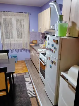 Manja kuhinja sa trpezarijskim stolom i osnovnim kuhinjskim elementima. - image 3