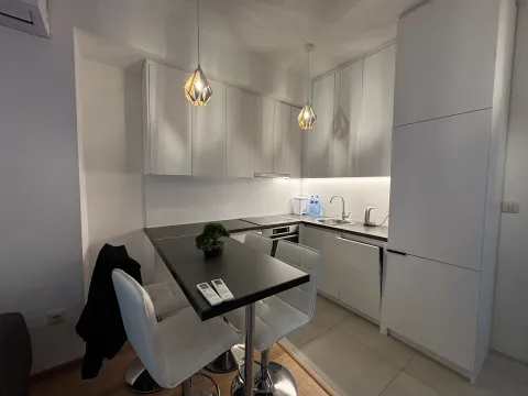 Moderna bijela kuhinja sa trpezarijskim stolom i stolicama. - image 6