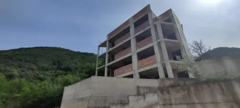 Pogled na stambenu zgradu u izgradnji sa okolnim zelenilom. - image 5