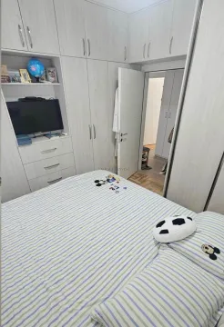 Spavaća soba sa bračnim krevetom, ugradnim plakarima i televizorom. - image 7
