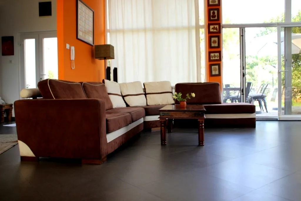 Izdavanje, kuća, 250m², Tološi, Podgorica