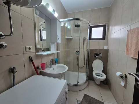 Manje kupatilo sa tuš kabinom, umivaonikom, WC šoljom i veš mašinom. - image 7