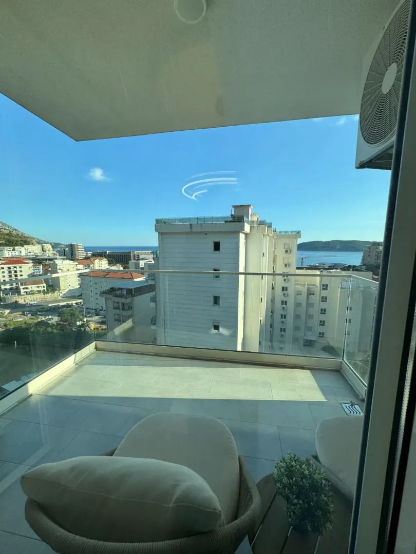 Izdavanje, dvosoban stan, 74m², Bečići, Budva