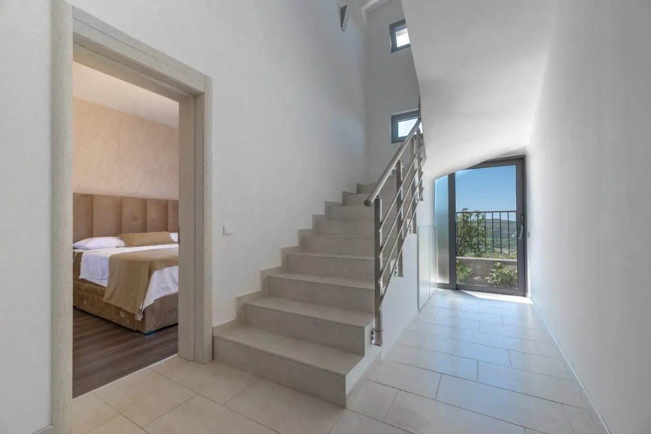 Rent, house, 200m², Kavač, Kotor