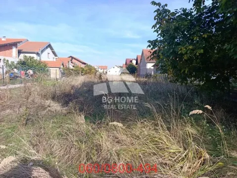 Pogled na plac sa visokom travom u mirnom naselju sa kućama. - image 2