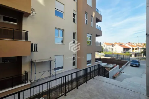 Pogled na spoljašnjost zgrade i prilaz sa ogradom. - image 15