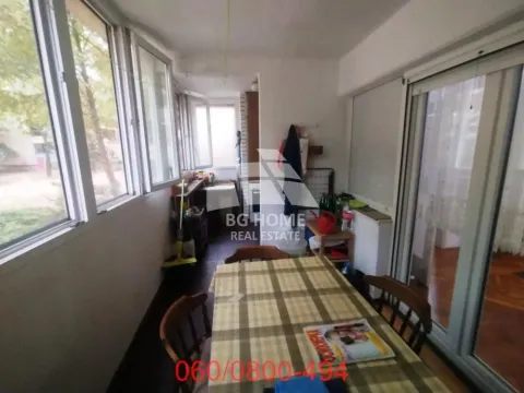 Zastakljena terasa sa trpezarijskim stolom i stolicama. - image 6
