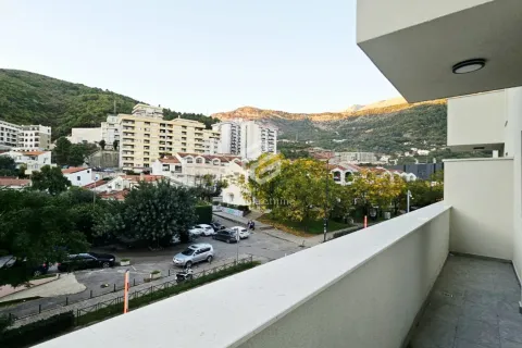 Pogled sa balkona na okolne zgrade i brda. - image 17