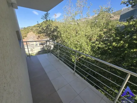 Balkon sa metalnom ogradom i pogledom na zelenilo i okolinu. - image 14