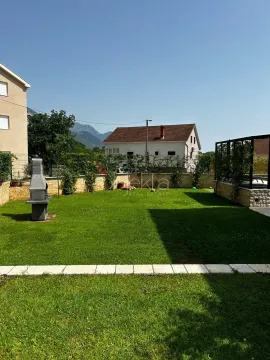 Zeleno dvorište sa travnjakom i roštiljem ispred zgrade. - image 5