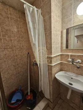 Manje kupatilo sa tuš kabinom i umivaonikom. - image 8
