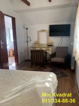 Spavaća soba sa krevetom, radnim stolom i zidnim televizorom. - image 19
