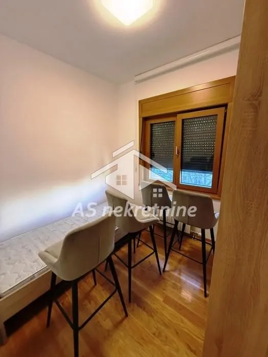 Izdavanje, trosoban stan, 56m², Južni Bulevar, Vračar Sve Podlokacije