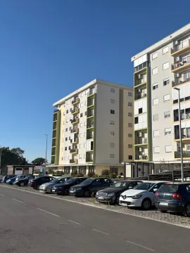 Pogled na spoljašnjost stambene zgrade sa parkingom. - image 10