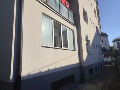 Spoljašnji izgled stambene zgrade sa svetlom fasadom i prozorima. - image 10