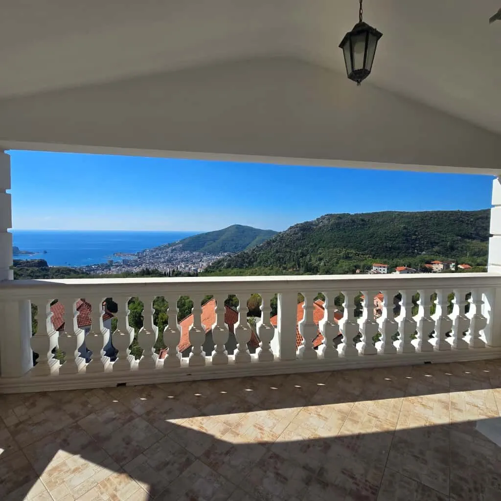 Covered terrace with a view of the sea and the city.