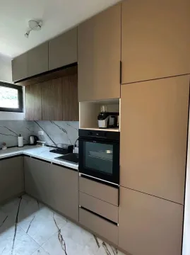 Moderna kuhinja sa ugradnim elementima i mermernom radnom površinom. - image 4