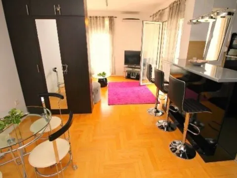 Izdavanje, dvosoban stan, 73m², Mainski Put, Budva - image 2