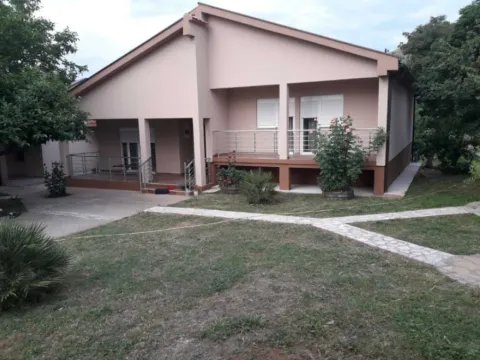 Izdavanje,  kuća, 120m2, Kokoti, Podgorica