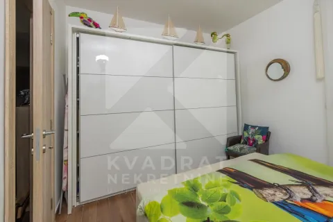 Dječja soba sa velikim bijelim plakarom i krevetom. - image 11