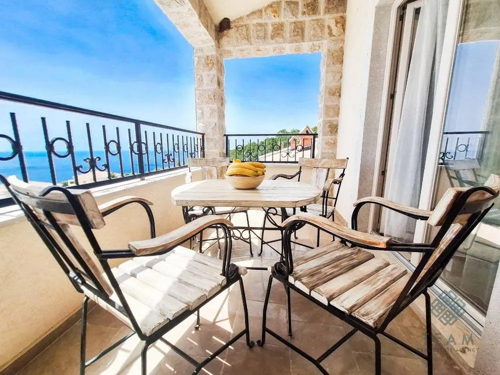 Izdavanje, kuća, 180m², Reževići, Budva