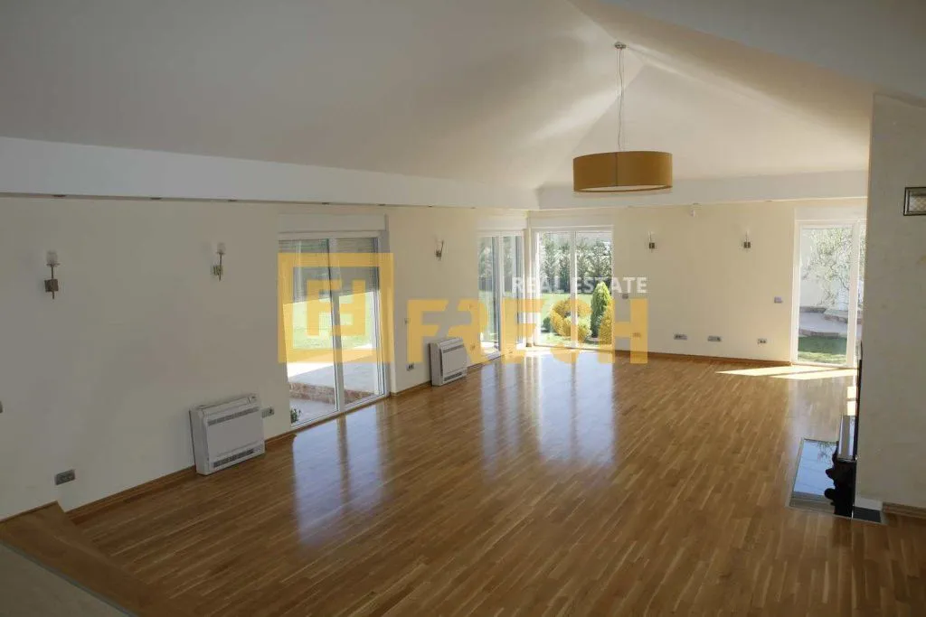 Prodaja, kuća, 304m², Kokoti, Podgorica