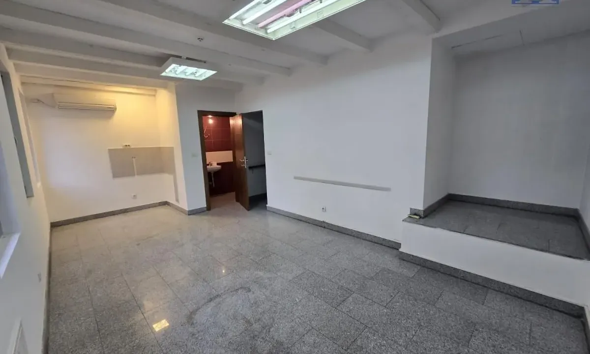 Izdavanje, poslovni prostor, 48m², Centar, Novi Sad